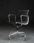 Charles Eames. Armstol  kontorstol, sort læder