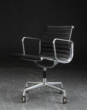 Charles Eames. Armstol  kontorstol, sort læder