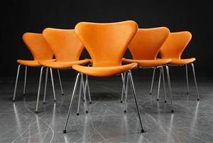 Arne Jacobsen. Seks syverstole model 3107, cognacfarvet læder 6 