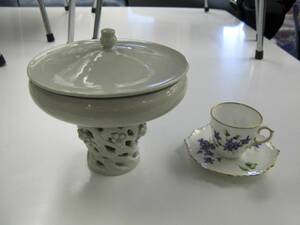 Skål på fot, porslin