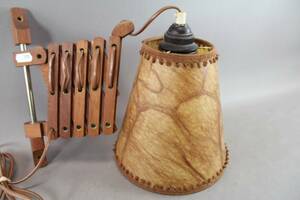 Vägglampa i teak 