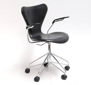 Arne Jacobsen 1902 - 1971. Kontorstol med armlæn, model 3217
