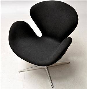 Arne Jacobsen. Svanen, model 3320. Lænestol betrukket med sort Tonus uld