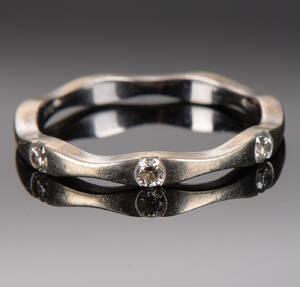 Diamantring af 14 kt hvidguld prydet med 3 brillanter i alt ca. 0.12 ct. 