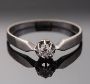 Ring af 14 kt hvidguld med brillant ca 0.11 ct Denne vare er sat til omsalg under nyt varenummer 5067677