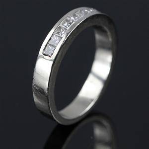 Alliancering 14 kt. Hvidguld med Prinsesse slebne diamanter.