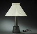 Palshus. Bordlampe monteret med Le Klint skærm 