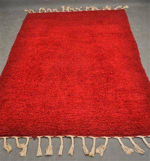 Handknuten matta, 240x165 cm.