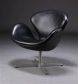 Arne Jacobsen, Svanen. Lænestol, originalt sort læder