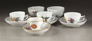 Kgl. kaffekopper, underkopper samt to skåle, 17001800-tallet 10