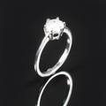Solitaire ring i 8 kt. rhodineret guld med brillant