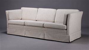 Dansk møbelproducent. Tre-pers. sofa, lyst savak