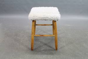 Pall i björk med fårskinnsöverdrag