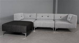 Morten Voss. THE SOFA FIFTYONE. Modulsofa med udskiftelige knapper. Cool Grey med Planet Blue knapper i Hallingdal uld.  