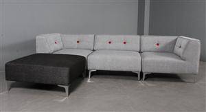 Morten Voss. THE SOFA FIFTYONE. Modulsofa med udskiftelige knapper. Cool Grey Antracit med University Red knapper.
