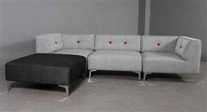 Morten Voss. THE SOFA FIFTYONE. Modulsofa med udskiftelige knapper. Cool Grey  Antracit med University Red knapper.  