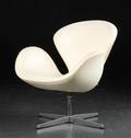 Arne Jacobsen. Svane lænestol, model 3320, læder 