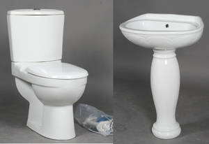 Italiensk design. Håndvask med søjle samt sparetoilet.