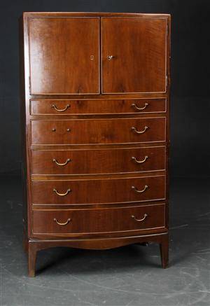 Dansk møbelproducent. Kommode af fineret mahogni med indretning m. spejle og rum øverst , ca. 1940erne