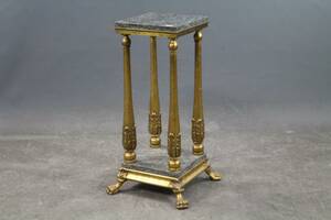 Förgylld marmorpiedestal