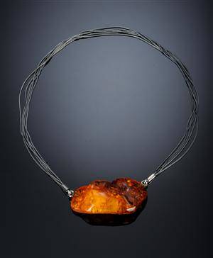 Halskæde med vedhæng af rav 