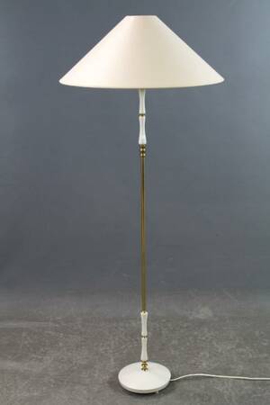 Golvlampa i trä och mässing