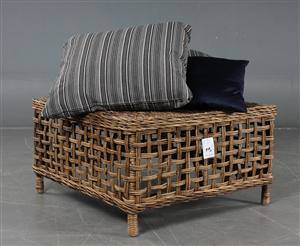 Engle Blomst. Stor puf i kurveflet samt tre puder. 4