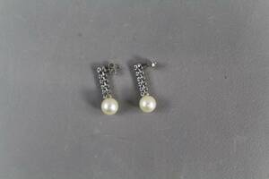 Örhängen i vitt guld 18 k med 6 st vita stenar och odlade pärlor