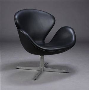 Arne Jacobsen. Svanen. Lænestol, profileret fod