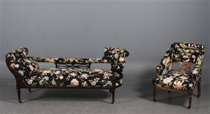 Storblomstret sofa samt stol. Sidst 1800-tallet. 2