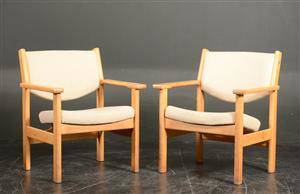 Hans J. Wegner - To armstole af eg  med lyst uld 2