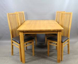 Matgrupp i ek 5 delar, bord och stolar 4 st