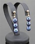 Fresh water pearl earrings in gold.