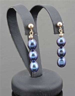 Fresh water pearl earrings in gold.