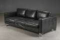 Sofa af sort læder, tre pers.