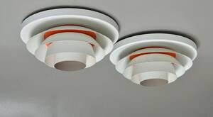 Sven Middelboe for Nordisk Solar. Et par Verona plafonds til loftmontering af hvid-og orangelakeret aluminium 2
