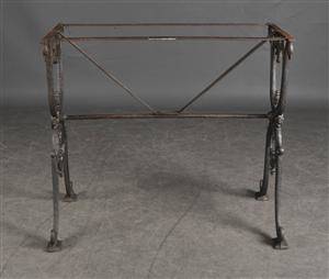 Gjutjärnsunderrede för bord.