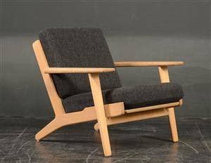 Hans J. Wegner. Lænestol med stel af massiv egetræ, model GE-290. 