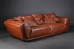 Tre og to-pers. sofa betrukket med brunt skind 2 