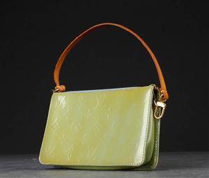 Pungclutch Louis Vuitton.