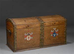 Brudekiste af egetræ, dekoreret med våbenskjold, ejerinitialer og årstal, dog ca. 1900