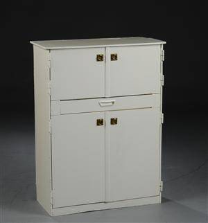 Skab med skuffe og låger