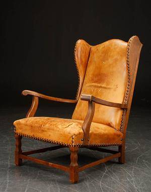 Øreklapstol af eg, sømbeslået læder, 1900-tallets 1. halvdel