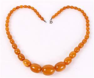 Rav halskæde. Olivenformede, polerede ravperler. Vægt 41 gr.