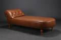 Chaiselongue betrukket med brunt læder