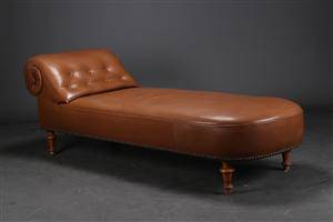 Chaiselongue betrukket med brunt læder