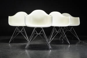Charles Eames. Sæt på fire armstole model DAR 4 