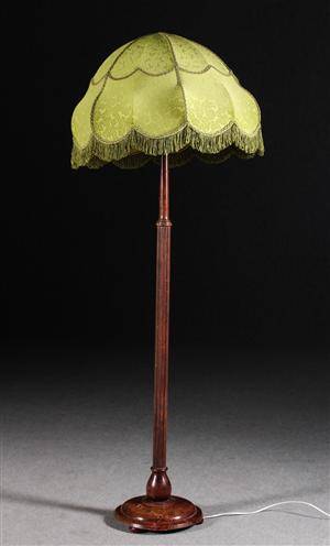Golvlampa, betsat lövträ, 1900-talets början