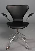 Arne Jacobsen 1902 - 1971. Kontorstol med armlæn, model 3217