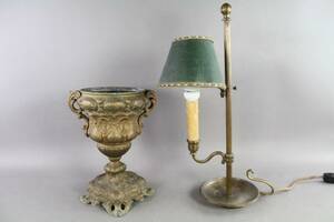 Bordslampa och kruka i metall